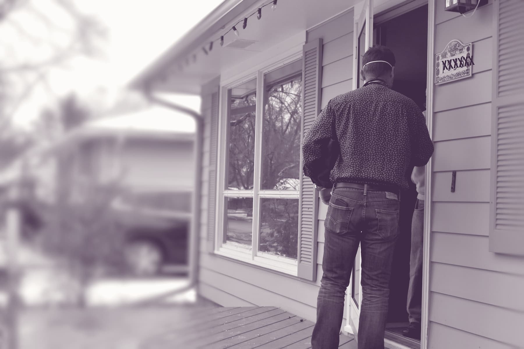 A Comfort Health nurse arriving at a Rochester client's front door for a scheduled visit.